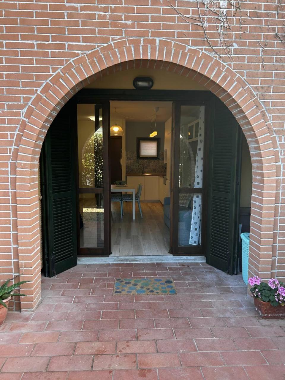 Casa Tea immersa nel verde con parcheggio gratuito Lucca Esterno foto